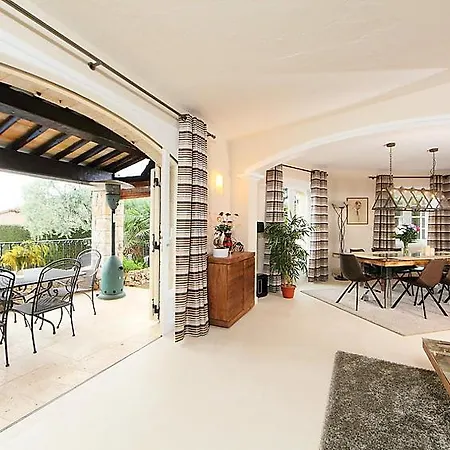 Les Termes Sleeps 8 Pool Air Con Wifi