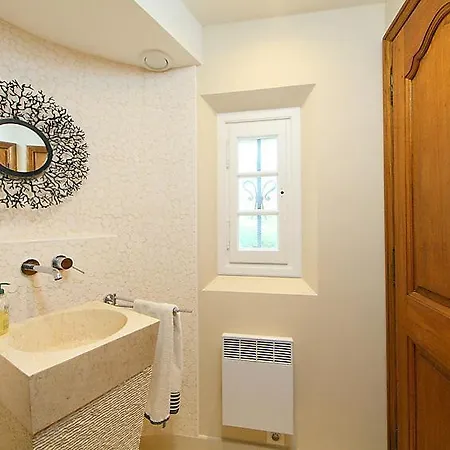 Les Termes Sleeps 8 Pool Air Con Wifi Holiday home *