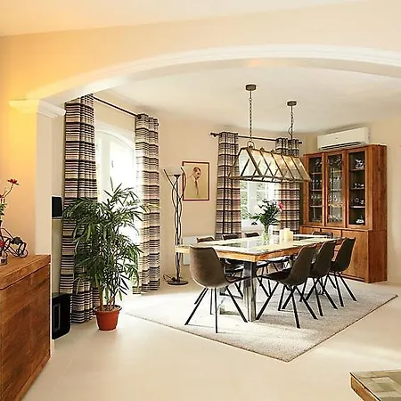 Les Termes Sleeps 8 Pool Air Con Wifi Holiday home *